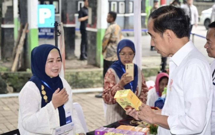Presiden saat bersilaturahmi dengan nasabah program Mekaar Binaan Permodalan Nasional Madani (PNM) di GOR Basket Bekasi, Kota Bekasi, Provinsi Jawa Barat, pada Jumat, 16 Februari 2024.