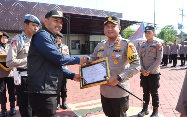 Bupati Ngawi H Ony Anwar Harsono mengapresiasi kinerja Polri, khususnya Polres Ngawi dengan memberi piagam penghargaan.