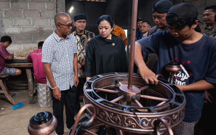 Dalam kunjungan kerjanya di Jawa Tengah, Ketua DPR RI Puan Maharani mengunjungi sejumlah Usaha Mikro Kecil dan Menengah untuk memberikan dukungan untuk kemajuan pelaku UMKM