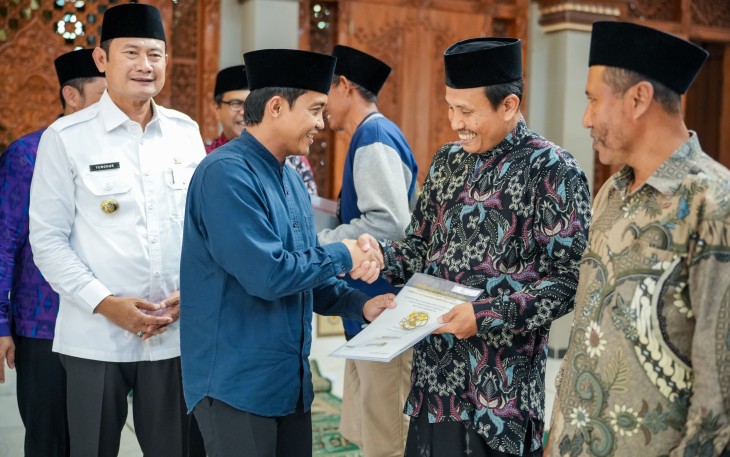 Wakil Menteri Agraria dan Tata Ruang/Wakil Kepala Badan Pertanahan Nasional (Wamen ATR/Waka BPN), Raja Juli Antoni menyerahkan 15 sertipikat tanah wakaf di Kabupaten Lamongan pada Rabu (27/03/2024)
