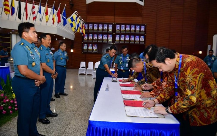 Penandatanganan Kontrak Bersama Pengadaan Barang dan Jasa UO TNI Angkatan Laut TA 2024 antara PPK Satuan Kerja (Satker) di lingkungan TNI AL dengan sejumlah mitra penyedia barang dan jasa yang dipimpin oleh Kepala Staf TNI Angkatan Laut (Kasal) Laksamana TNI Dr. Muhammad Ali bertempat di Auditorium Denma Mabesal, Cilangkap Jakarta Timur, Senin (22/01)