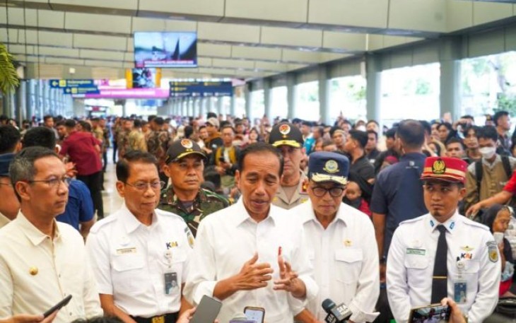 Presiden Joko Widodo saat memberikan keterangan pers di stasiun Pasar Senen, Jakarta, Senin (8/4)