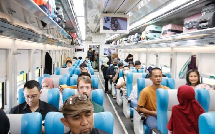 Ilustrasi penumpang KA dari stasiun Pasar Senen, Jakarta 