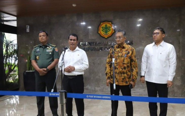 Mentan RI Andi Amran Sulaiman memberikan keterangan pers di Jakarta, Senin (30/12)