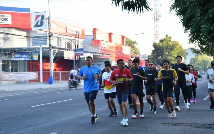 Dandim 0802/Ponorogo saat Ikut Mencoba Lari Vol IV (Berolahraga Sambil Wisata) Bersama Bupati Ponorogo