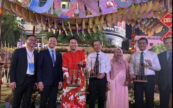 Melodi Angklung Indonesia Meriahkan Nguyen Hue Flower Street Festival