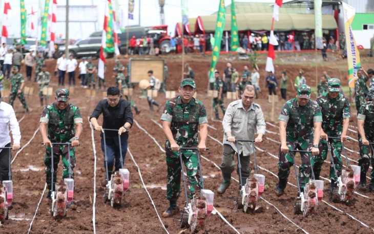 Kasad saat melakukan peninjauan ketahanan pangan Kostrad di Desa Mekarjaya, Ciemas, Sukabumi, Jawa Barat, Kamis (18/1/2024).
