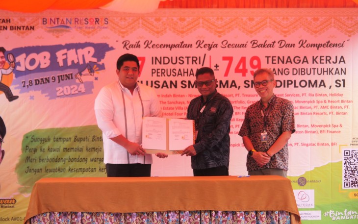 Bupati Bintan Roby Kurniawan saat secara resmi membuka Job Fair bagi 17 Perusahaan yang dipusatkan di Plaza Lagoi Bay Kawasan Wisata Lagoi, Jum'at (07/06).