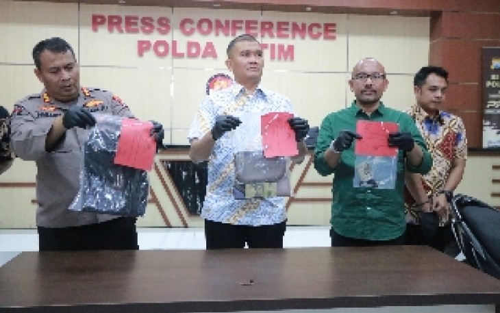 Kabid Humas Polda Jatim Kombes Dirmanto saat memberikan keterangan pers 