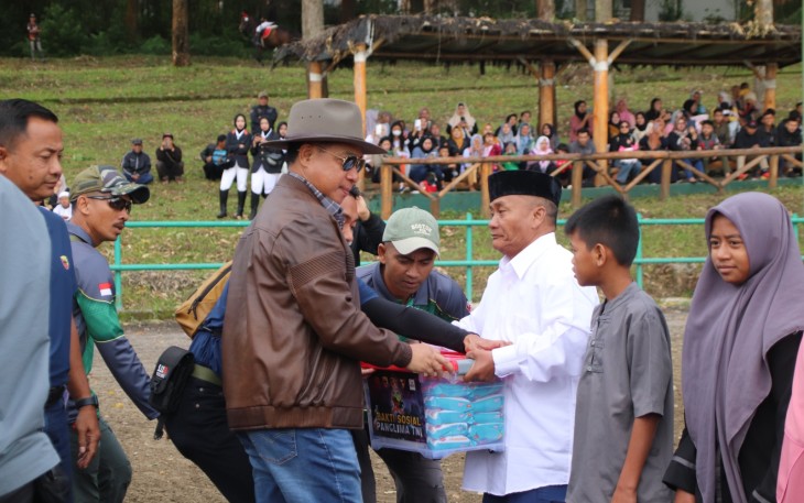 Panglima TNI saat Bagikan Sembako di Bandung