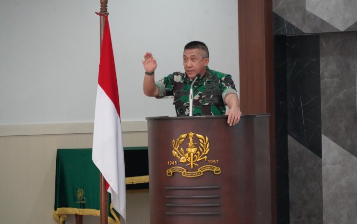 Gubernur Akademi Militer Mayjen TNI R. Sidharta Wisnu Graha, S.E membuka Pembekalan Tenaga Pendidik Akademi Militer Tahun Ajaran 2024 di Gedung Leo Kailola Akademi Militer. Acara ini bertujuan meningkatkan kualitas dosen dan pelatih taruna