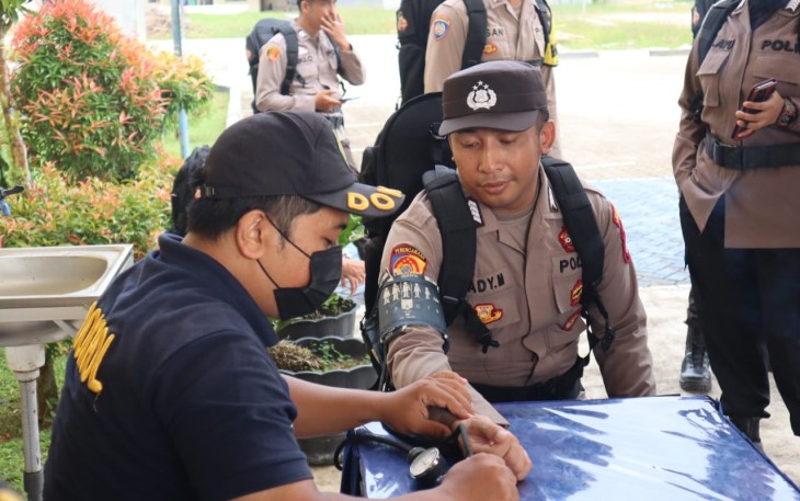 Personel OMB Polres Singkawang Lakukan Pemeriksaan Kesehatan