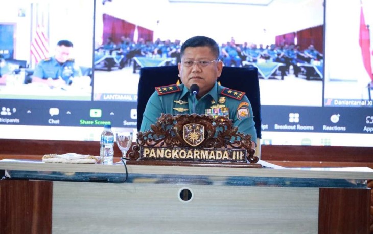Pangkoarmada III, Laksamana Muda TNI Hersan, S.H., M.Si., M.Tr.Opsla., saat memberi arahan kepada seluruh Perwira Koarmada III bertempat di Lobi Mako Koarmada III, Katapop Kab Sorong Papua Barat Daya, Senin (29/01/24).