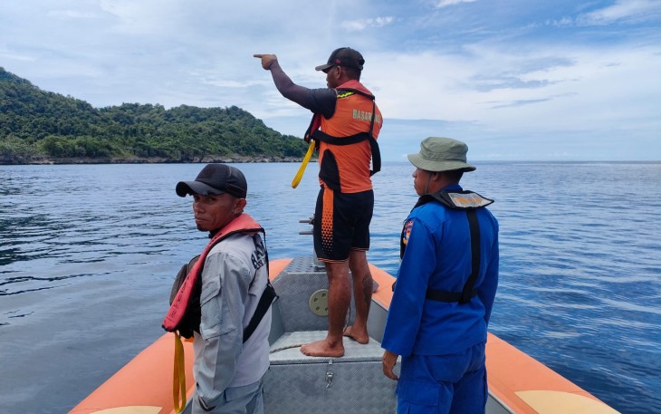  Bakamla RI yang tergabung dalam Tim SAR gabungan masih terus mencari korban kecelakaan 1 Anak Buah Kapal (ABK) KM Alistya Utama yang terjatuh ke laut di sekitar Perairan Tj. Weduar Pulau Kei Besar, Maluku Tenggara, Jumat (29/03/2024)