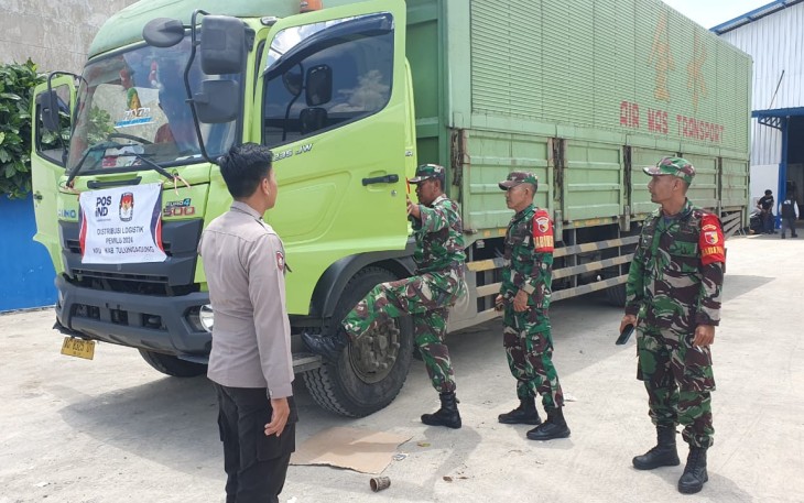 Anggota Koramil 0807/13 Kauman bersinergi dengan anggota Polres Tulungagung melaksanakan kegiatan pengawalan kotak suara dari gudang KPU menuju kantor PPK Kecamatan Kauman. Pagi ini 760 box kotak suara didistribusikan ke Kantor UPAS Kecamatan Kauman, Senin (12/02/2024)