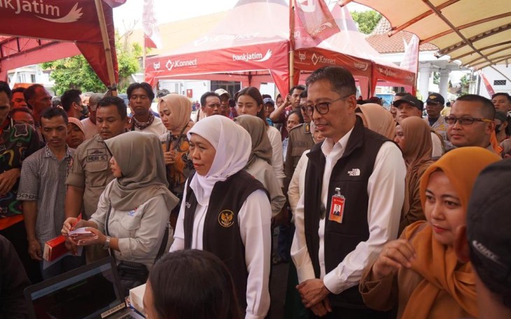 Gubernur Jawa Timur Khofifah Indar Parawansa didampingi Direktur Utama Bank Jatim Busrul Iman pada acara penyerahan bantuan.
