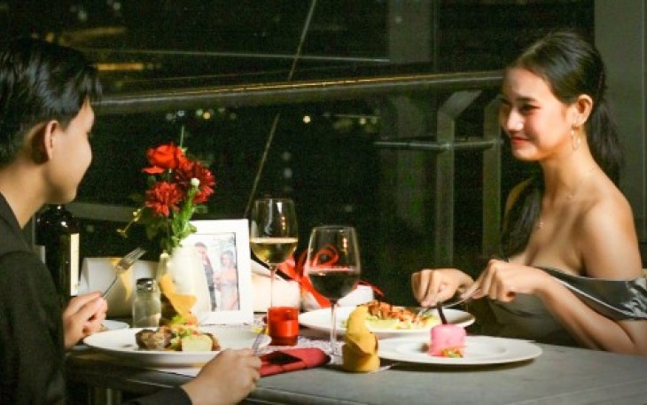 Ilustrasi makan malam di restoran Java Paragon Hotel Surabaya 