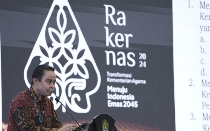 Kepala Biro Umum Setjen Kemenag Fesal Musaad membacakan Berita Acara Pelaksanaan Hasil Rakernas Kemenag 2024 di Semarang, Selasa (6/2/2024)