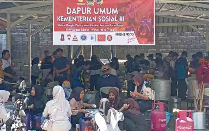 Kesibukan dapur umum  banjir di Demak 
