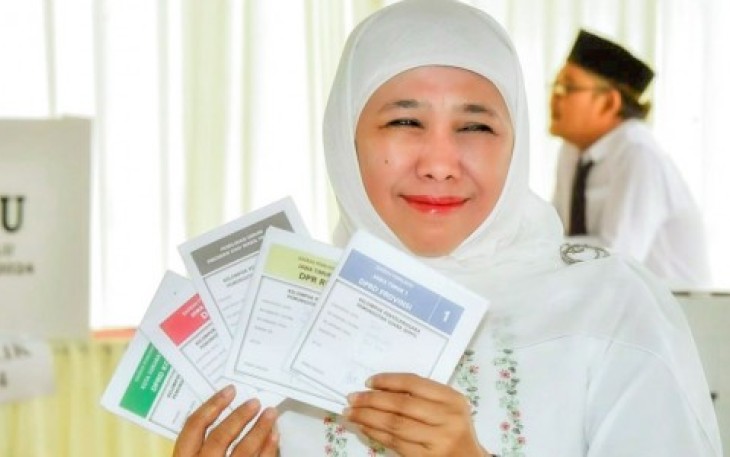 Khofifah Indar Parawansa saat menyalurkan hak pilihnya di pemilu 2024