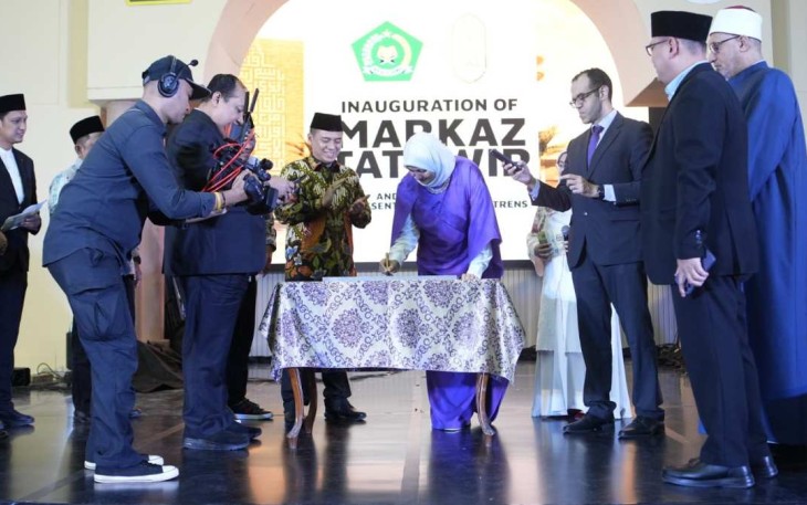 Prof. Dr. Nahla menandatangani prasasti peresmian pembangunan Markaz Tathwir didampingi oleh Wakil Menteri Agama RI Saiful Rahmat Dasuki