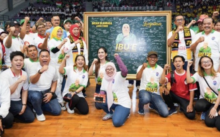 Gubernur Jatim periode 2019-2024, Khofifah Indar Parawansa menerima kanvas yang ditandatangani sebagai ‘Ibu’e Olahraga Jawa Timur’ dari Forum Insan Olahraga Jawa Timur, di Surabaya, Minggu (25/8)