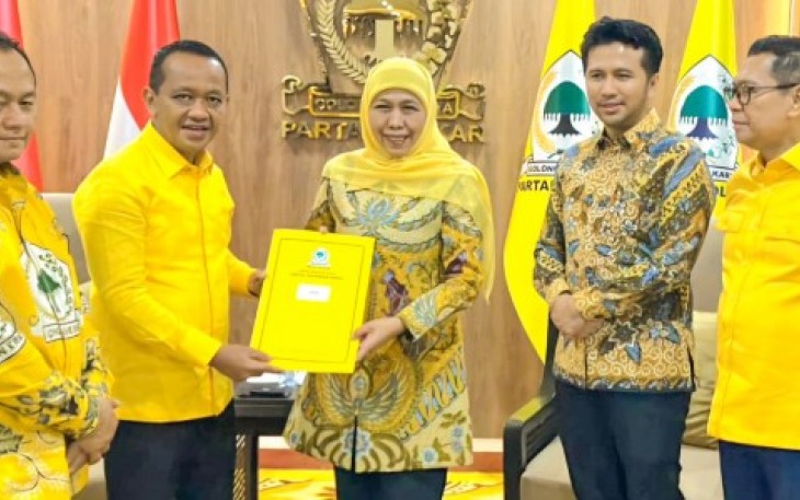 Khofifah Indar Parawansa menerima formulir B1 KWK partai Golkar di Jakarta, Minggu (25/8)