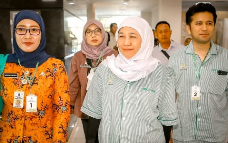 Khofifah Indar Parawansa dan Emil Dardak saat tes kesehatan di RSUD Dr Soetomo Surabaya, Kamis (29/8)