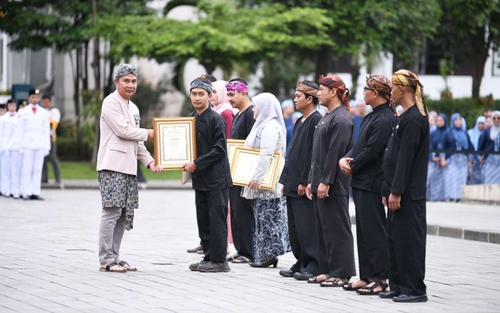 Pj Gubernur Jabar Bey Machmudin saat memberikan piagam penghargaan usai apel pagi, Senin (2/12)
