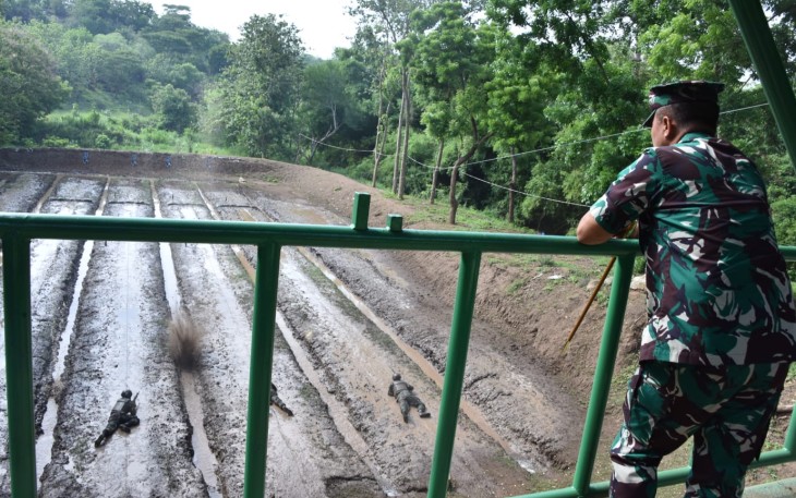 Komandan Kodiklatal Letjen TNI Marinir Nur Alamsyah pada saat pengarahan sekaligus meninjau langsung latihan dopper Siswa Pendidikan Komando (Dikko) yang terdiri dari 58 Taruna AAL, 100 Siswa Bintara dan 343 Siswa Tamtama Korps Marinir, di Pusat Latihan Pertempuran (PLP) Baluran, Situbondo Jawa Timur, Kamis (18/01/2024)