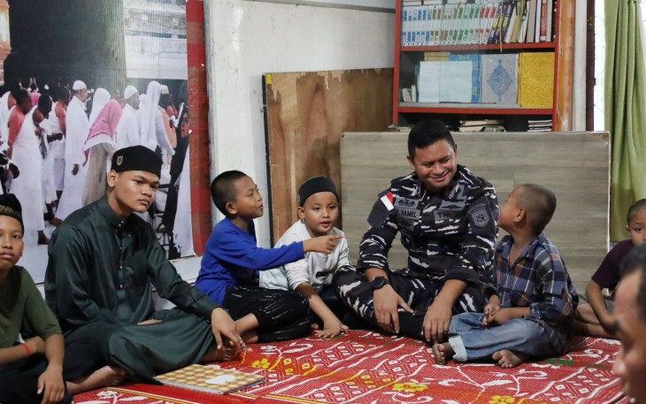 Danlanal Dumai Kolonel Laut (P) Boy Yopi Hamel Kunjungi Panti Asuhan di Dumai 