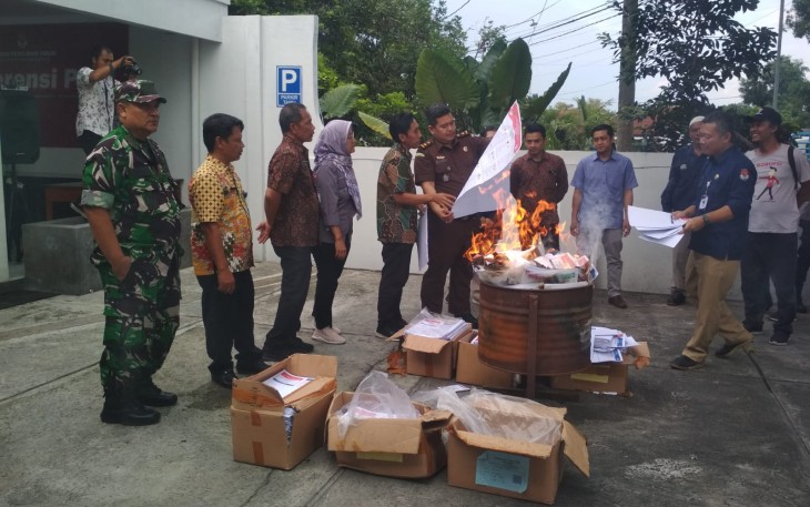 Pemusnahan kelebihan surat suara Pemilu 2024, di halaman kantor KPU Kabupaten Karanganyar, Selasa (13/2/2024)