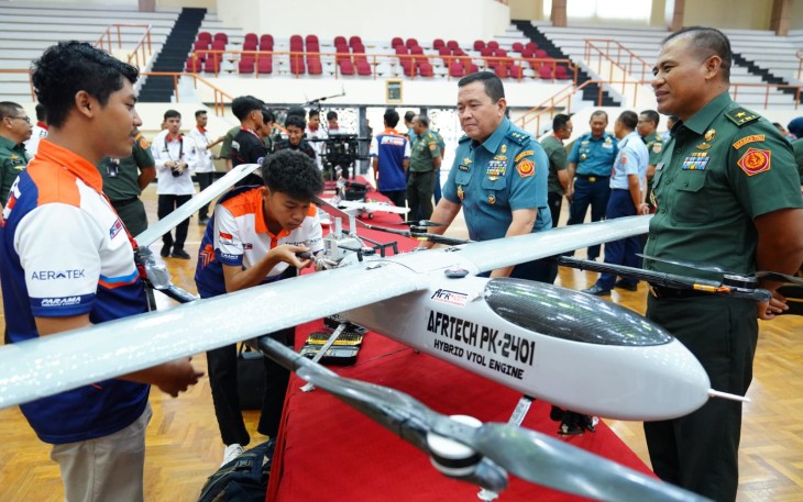 Asrenum Panglima TNI Laksda TNI Edwin, S.H., M.Han., M.H. menutup Lomba Karya Cipta Teknologi (KCT) Prajurit dan PNS TNI serta masyarakat umum TA 2024 dengan mengusung tema “Kreativitas Prajurit dan PNS TNI serta Masyarakat Umum untuk Indonesia PRIMA”, berlangsung di Gor A.Yani, Mabes TN, Cilangkap, Jakarta Timur, Kamis (19/09/2024)