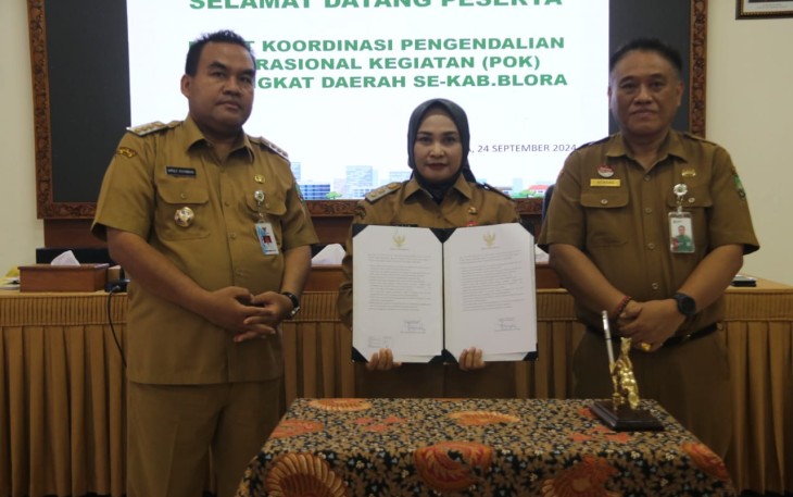 Bupati Blora Arief Rohman saat menyerahkan tugas Bupati sementara kepada wakilnya Tri Yuli Setyowati di ruang Sekda Blora,  Selasa (24/9/2024)