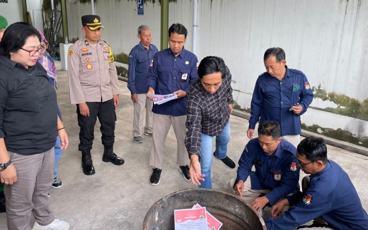 KPU Karanganyar musnahkan surat suara lebih dan rusak di halaman sekretariat KPU setempat, Selasa (26/11/2024)