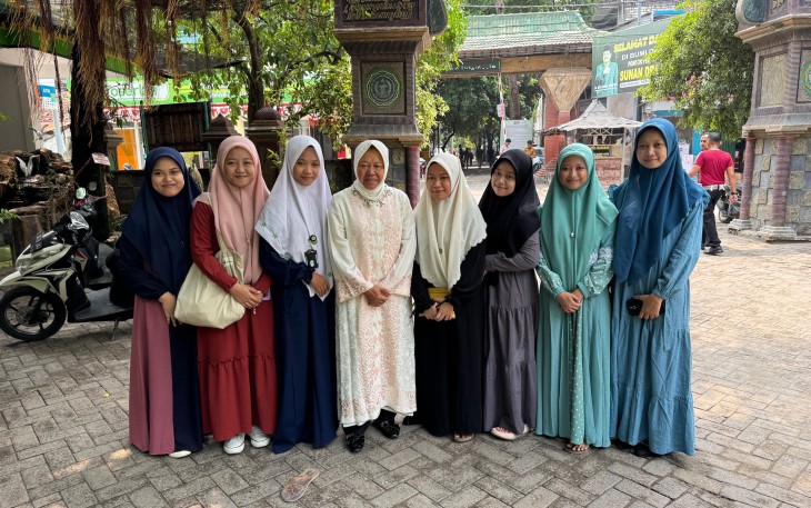 Calon Gubernur Jawa Timur Tri Rismaharini mengunjungi Pondok Pesantren (Ponpes) Sunan Drajat di Dusun Banjaranyar, Desa Banjaranyar, Kecamatan Paciran, Kabupaten Lamongan, Selasa (26/11/2024)