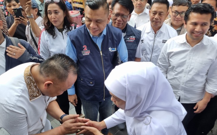 Pasangan Calon (Paslon) nomor urut 2 Khofifah Indar Parawansa-Emil Elestianto Dardak menggelar syukuran kemenangan dengan memotong tumpeng di Posko Pemenangan Jalan Diponegoro pada Rabu (27/11/2024)