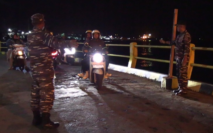 Pangkalan TNI AL (Lanal) Banyuwangi terus meningkatkan intensitas patroli di Selat Bali dengan mengerahkan personel dan Alutsista TNI AL, khususnya di lintasan penyeberangan Ketapang-Gilimanuk, Selasa (24/12).