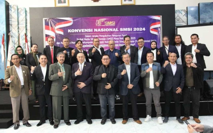  Ketua Umum Forum Pemred Media Siber Indonesia (SMSI), Dar Edi Yoga, didampingi Sekretaris Jenderal Penerus Bonar Karo-Karo