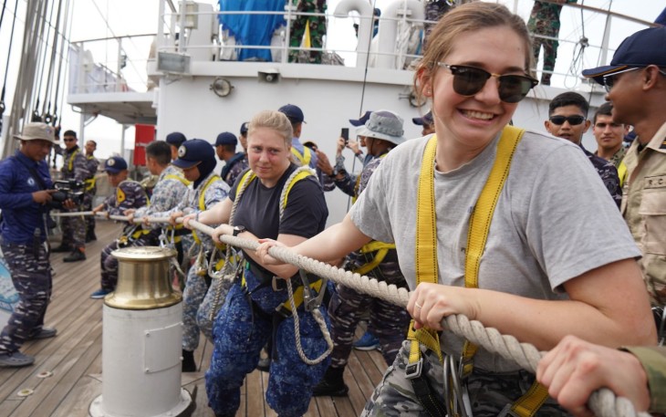 Satgas KJK 2024 Kenalkan Pengetahuan PEran Layar dan Parade Roll Cadet APCS di Perairan Jawa 