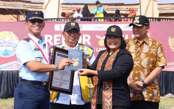Danlanud Adi Soemarmo Terima Piagam Penghargaan MURI Membersihkan Waduk Cengklik Oleh Peserta Terbanyak