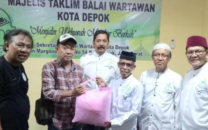 Sekertaris KJD Deni Prianto saat memberikan bantuan seperangkat alat salat 