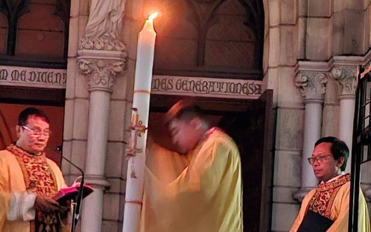 Prosesi penyalaan Lilin Paskah dipimpin RD. Edi Mulyono, SJ; RD. Kristiono Puspo, SJ dan RD. Yohanes Deodatus, SJ