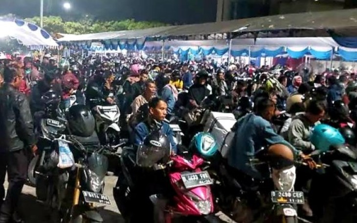 Suasana pemudik mengantri di pelabuhan Ciwandan, Cilegon, Banten, Minggu (7/4)