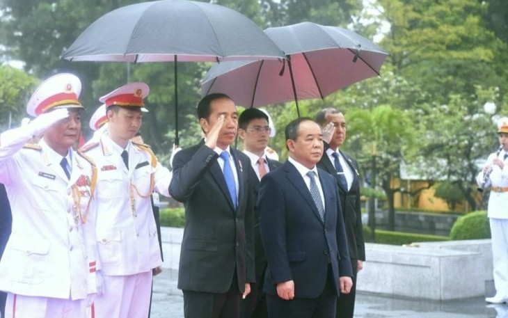 Presiden Jokowi saat Kunjungi Monumen Pahlawan dan Mausoleum Ho Chi Minh di Hanoi