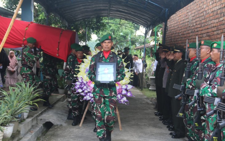Komandan Kodim 0803/Madiun, Letkol Inf. Meina Helmi memimpin upacara pemakaman militer Alm Serka Budi Hartono, anggota Koramil 11/Geger. Pemakaman dilaksanakan di Tempat Pemakaman Umum Desa Pagotan Rt 11 Rw 06 Kecamatan Geger, Kabupaten Madiun, Selasa (20/2/2024)