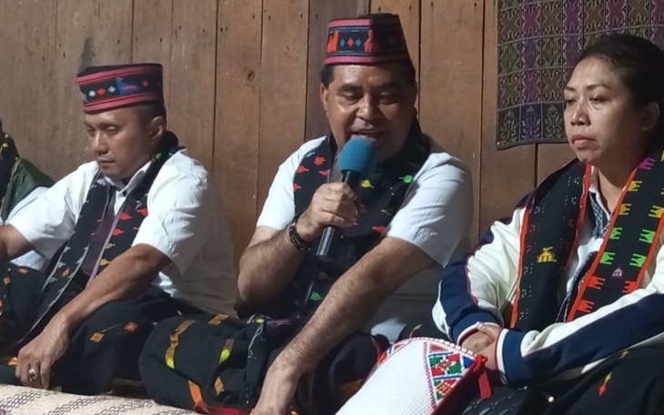 Andre Garu Bersama Simon Petrus Kamlasi saat Berpose Bersama di Salah Satu Rumah Adat di Manggarai.