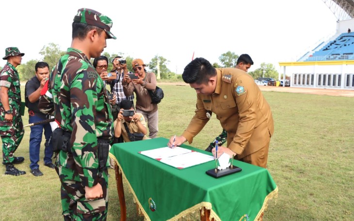 Bupati Bintan Roby Kurniawan saat membuka TMMD ke-119