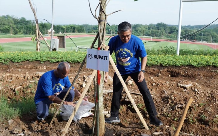 Pj Bupati Karanganyar Timotius Suryadi ikut menanam pohon dalam gerakan Karanganyar Ijo Royo-royo, Jumat (20/12/2024).
