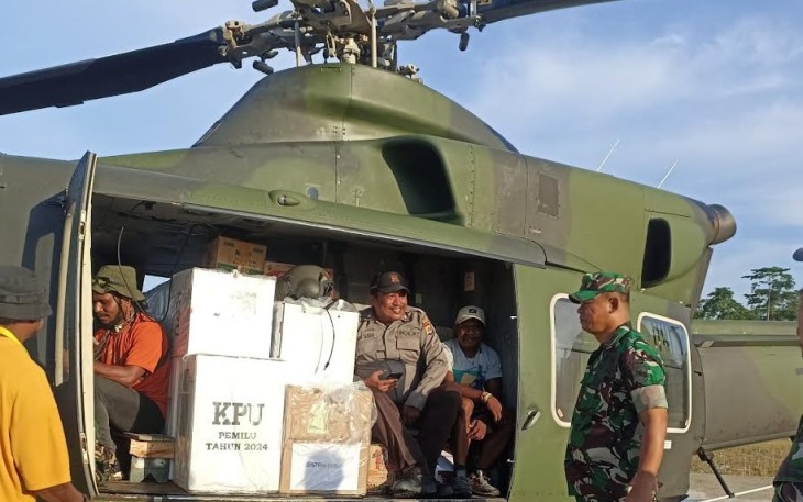 Kasdim 1710/Mimika Mayor Inf Abdul Munir bersama pihak Kepolisian dan Pemda Mimika monitoring kegiatan pendistribusian Logistik Pemilu bertempat di Hanggar Penerbad, Distrik Kwamki Narama, Senin (12/02/2024)